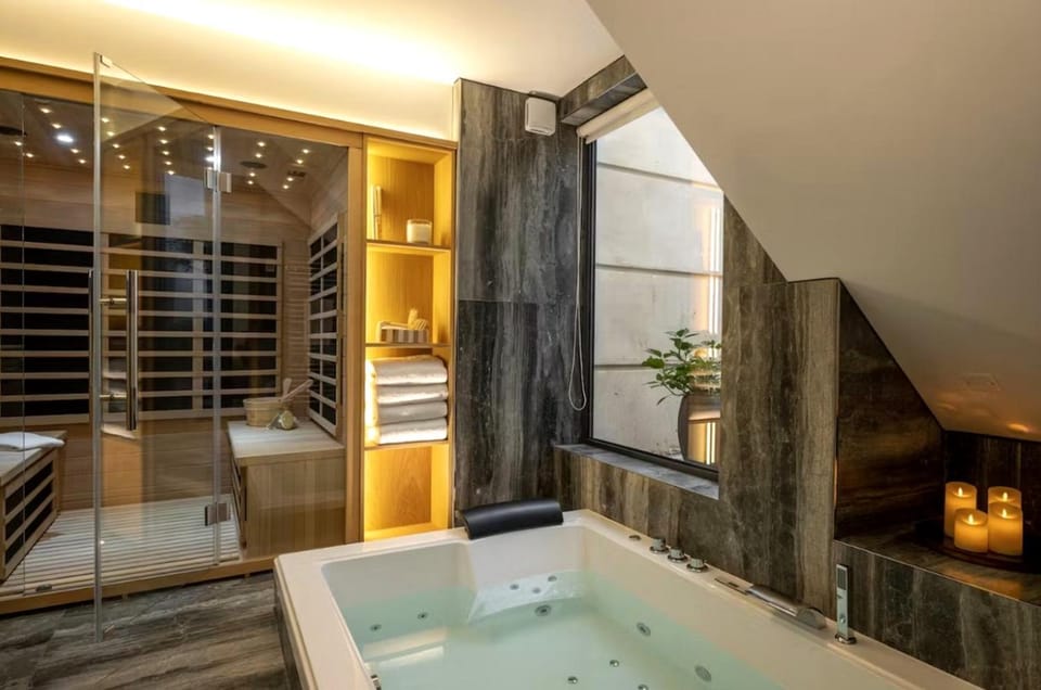 Bed, Hot Tub, Sauna, Sauna, Photo of the whole room, Bath