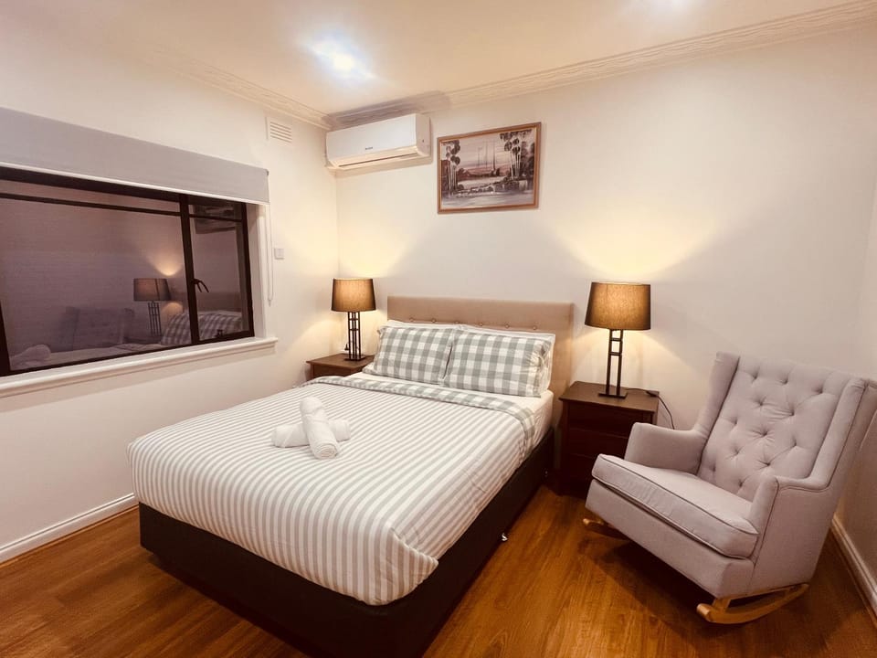 Cosy 5BR Home - 12 minutes away from Melbourne Airport Bed and Breakfast in Melbourne