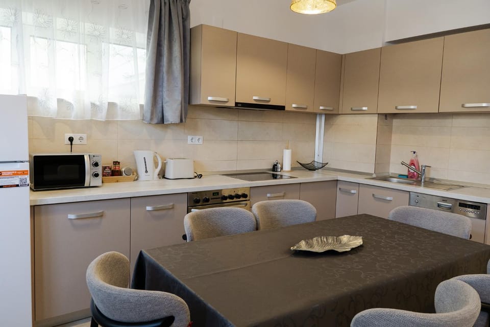 Coffee/tea facilities, Dining area, stove, toaster