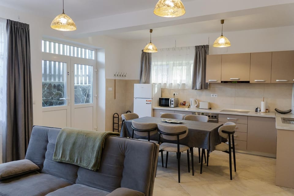 Dining area, kitchen