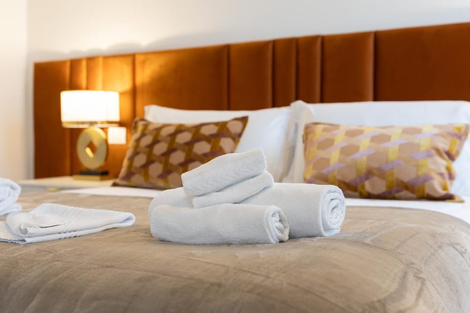 Bed, Photo of the whole room, Bedroom, towels