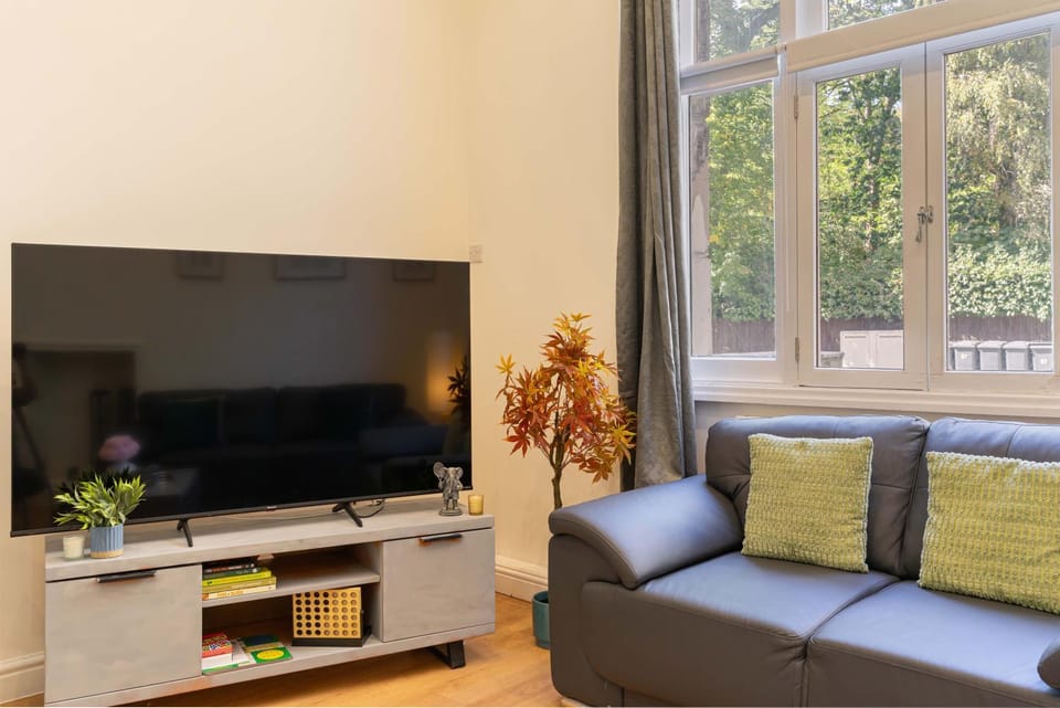 Luxury Knightsbridge 2BR 2Bath Sleeps 7 w Air Con Apartment in City of Westminster