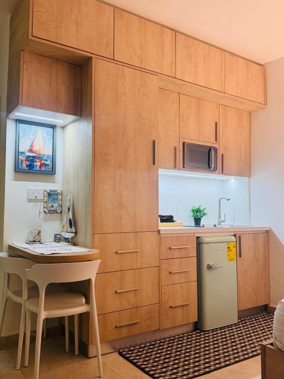 Kitchen or kitchenette, microwave, kitchen