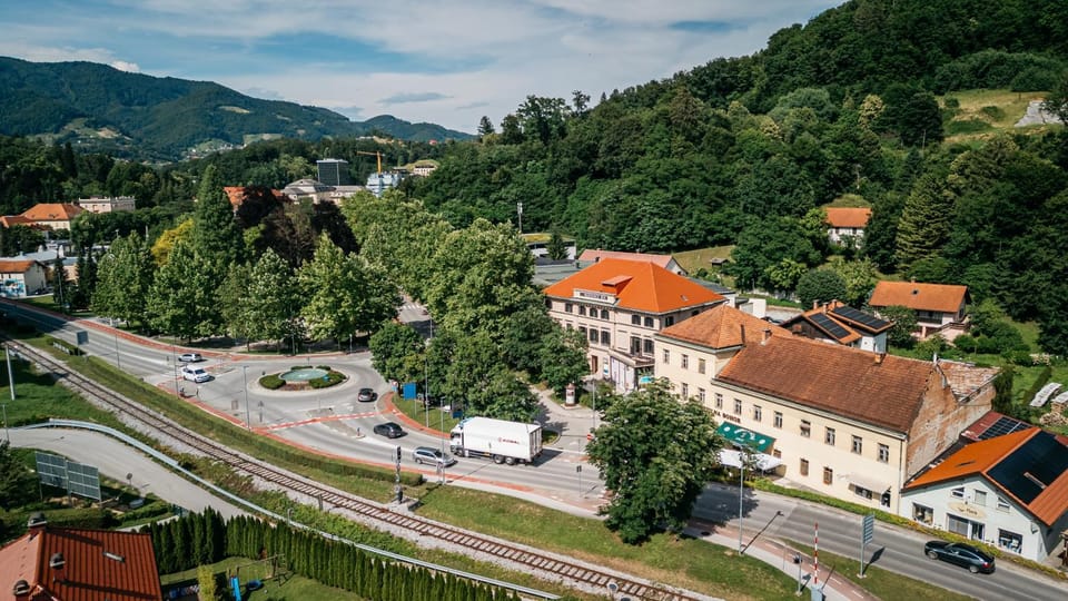 Property building, Day, Bird's eye view, Mountain view, Location