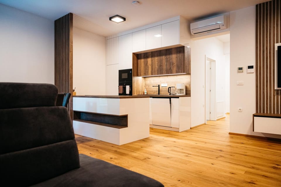 Kitchen or kitchenette, air conditioner