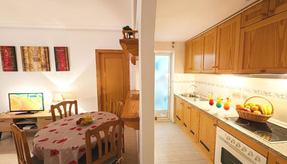 TV and multimedia, Kitchen or kitchenette, Dining area, oven, stove