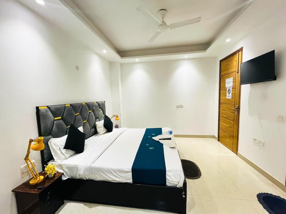 Communal lounge/ TV room, Bed, TV and multimedia, Living room, Photo of the whole room, Bedroom, towels, air conditioner