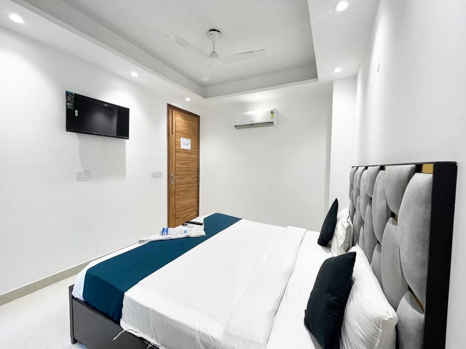 Communal lounge/ TV room, Bed, TV and multimedia, Photo of the whole room, Bedroom, towels, air conditioner