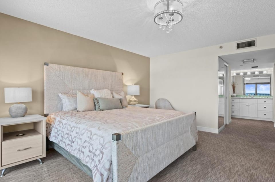 Oceanfront Two Bedroom Residence in Juno Beach Apartment in Juno Beach