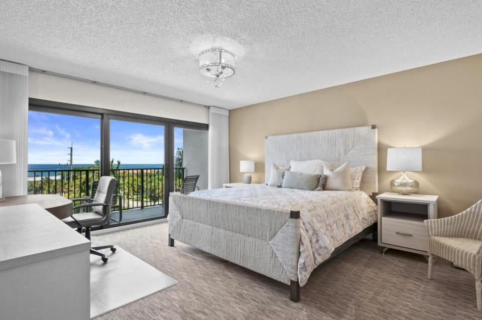 Oceanfront Two Bedroom Residence in Juno Beach Apartment in Juno Beach