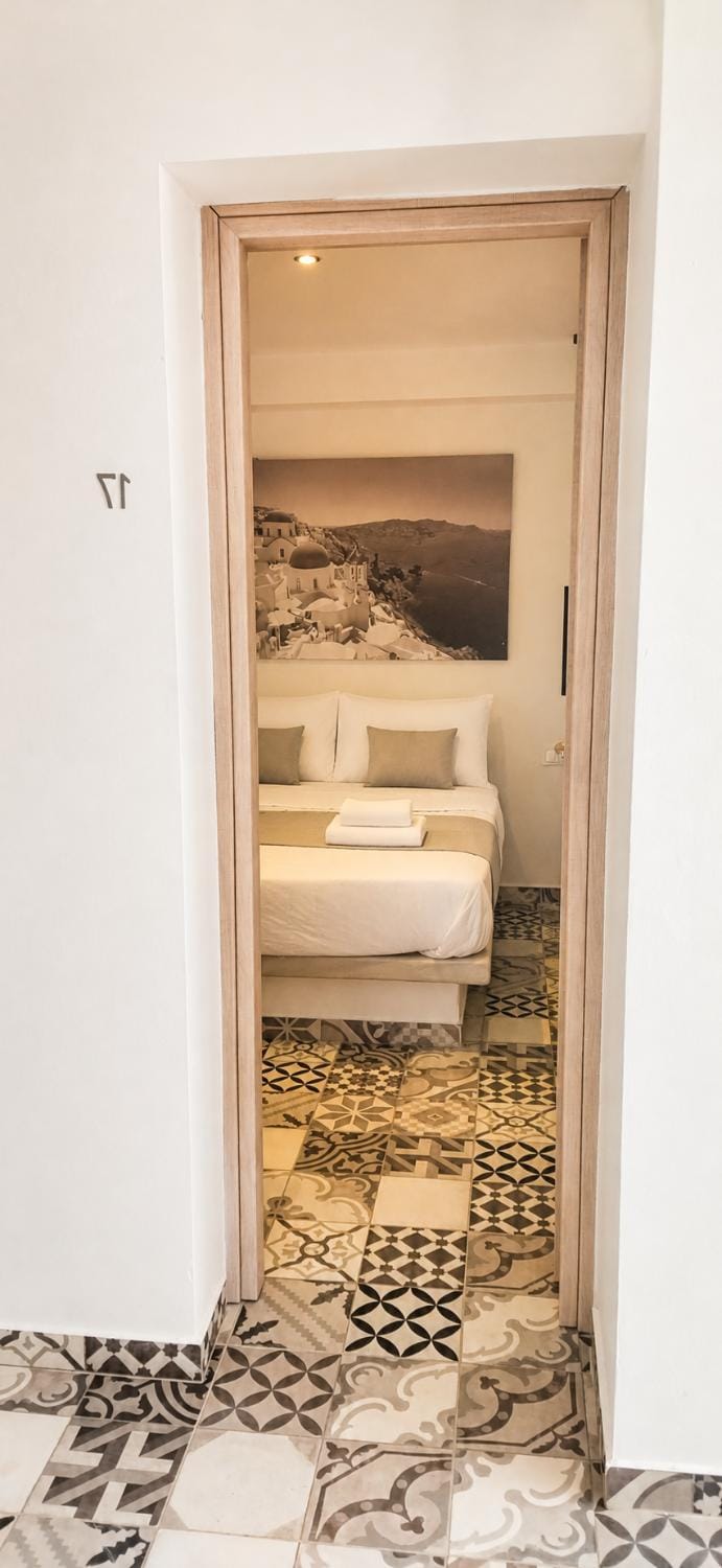 MyBasement Lovely Rooms!! 10min walking to center Bed and Breakfast in Santorini