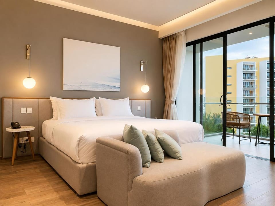 Bed, Photo of the whole room, Seating area, Bedroom