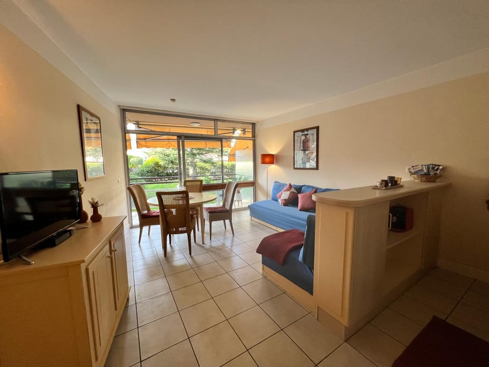 Nice Côte d'Azur Pool & Beach Apartment in Cagnes-sur-Mer