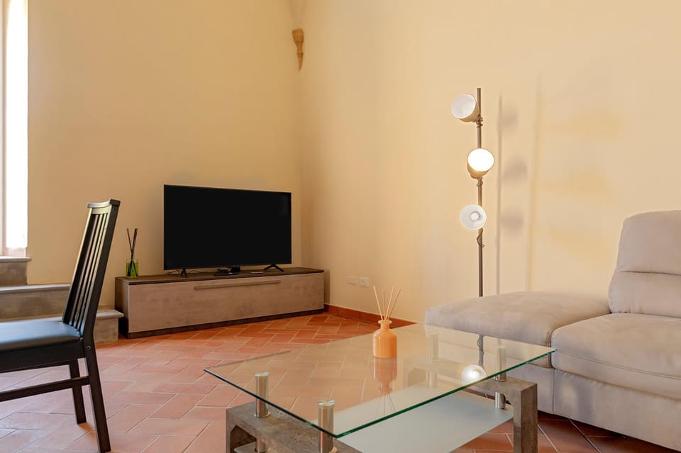 TV and multimedia, Living room, Seating area, Evening entertainment
