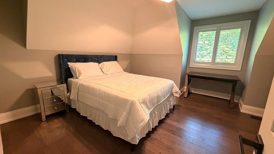 Luxury Private Estate Retreat Pool Hot Tub Gym House in Halton Hills