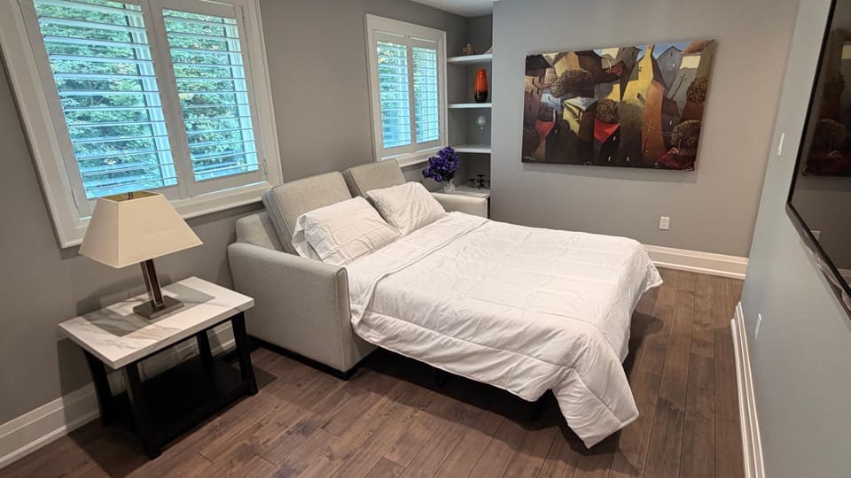 Luxury Private Estate Retreat Pool Hot Tub Gym House in Halton Hills