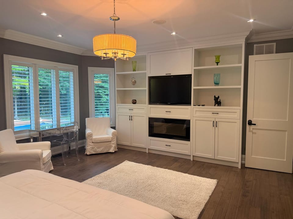 Luxury Private Estate Retreat Pool Hot Tub Gym House in Halton Hills