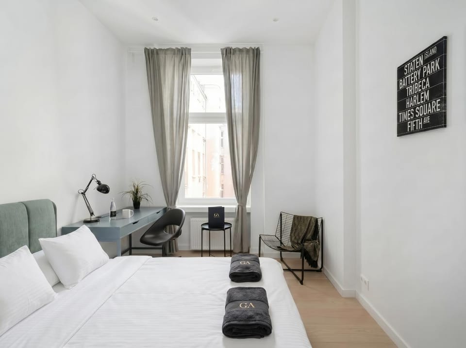 Bed, TV and multimedia, Living room, Photo of the whole room, Seating area, Bedroom, hair dresser
