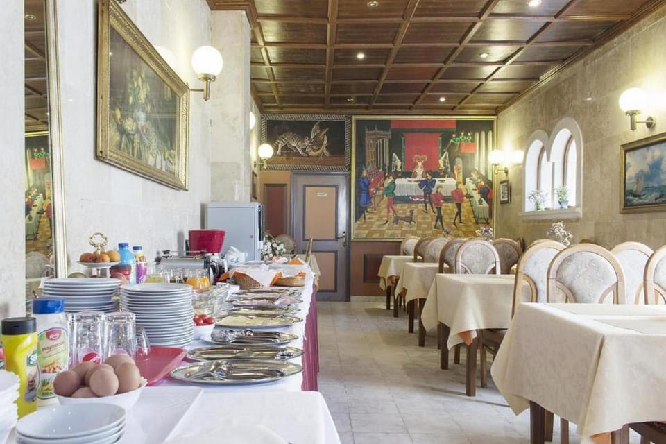 Restaurant/places to eat, Food and drinks, Buffet breakfast