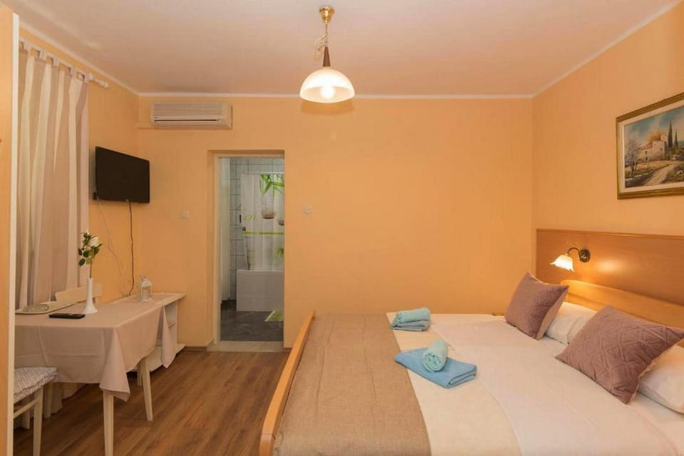 Bed, TV and multimedia, Photo of the whole room, towels, air conditioner