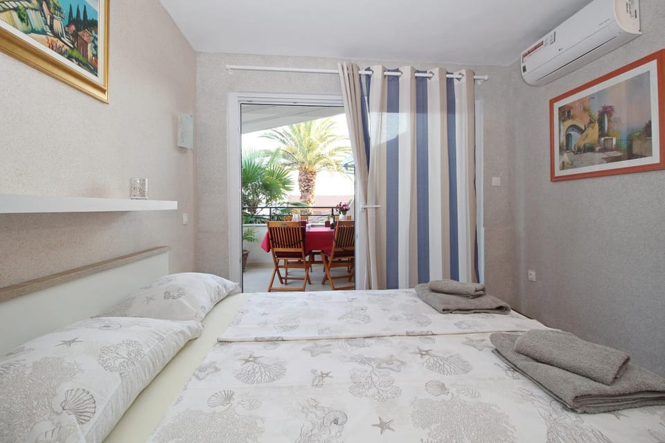 Bed, Balcony/Terrace, Photo of the whole room, Seating area, Bedroom, air conditioner