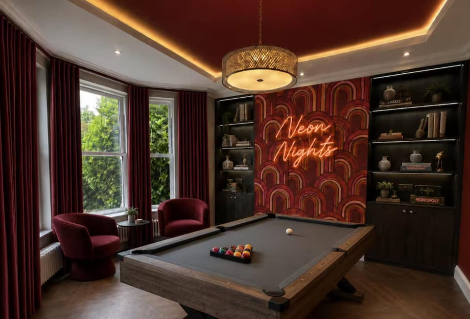 Billiard, Game Room