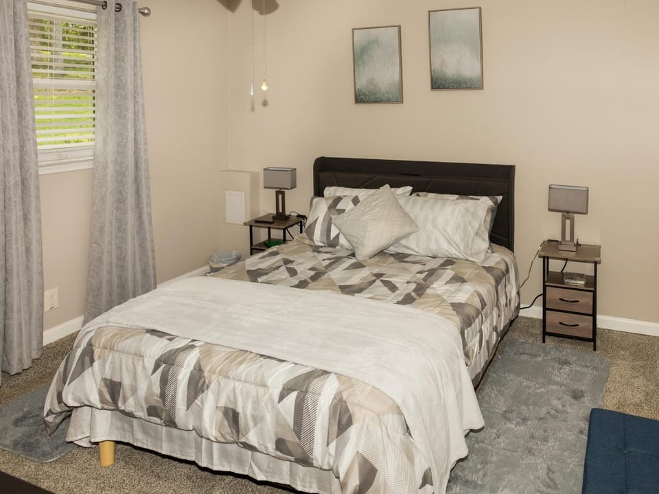 Photo of the whole room, Bedroom
