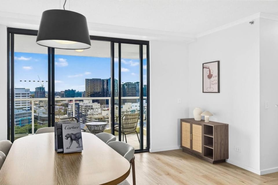 Wake to the River 3 Bedroom Riverside Apartment with Pool Gym and Parking Apartment in Brisbane City