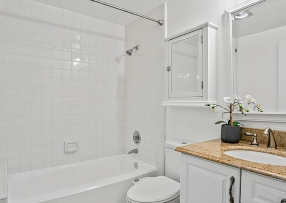 Spacious Two Bedroom Condo with Private Wraparound Deck Apartment in Redondo Beach