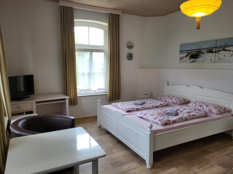 Bed, TV and multimedia, Photo of the whole room, Bedroom