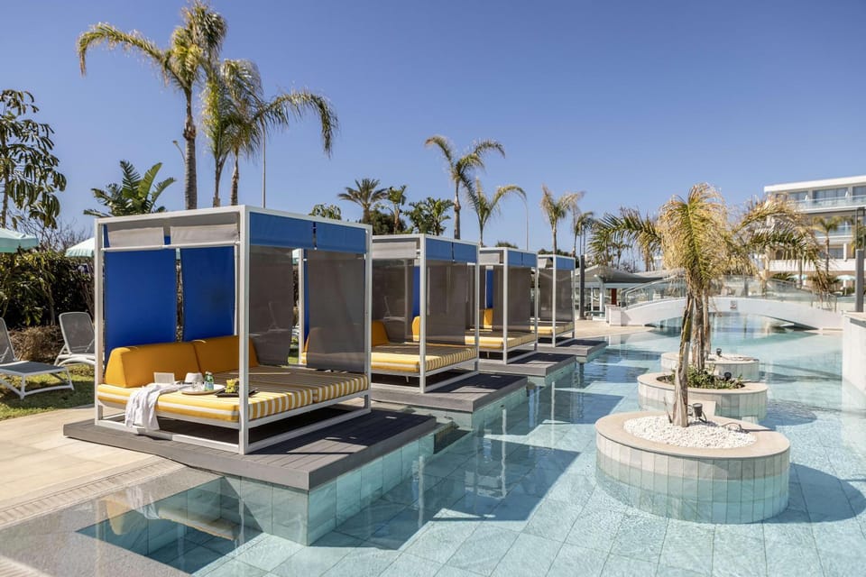 Swimming pool, sunbed