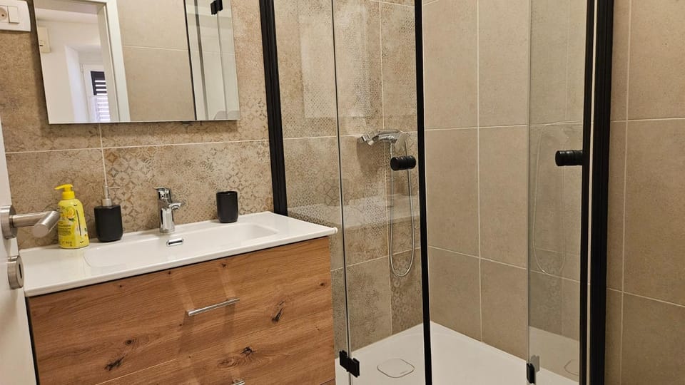 Shower, Bathroom, towels