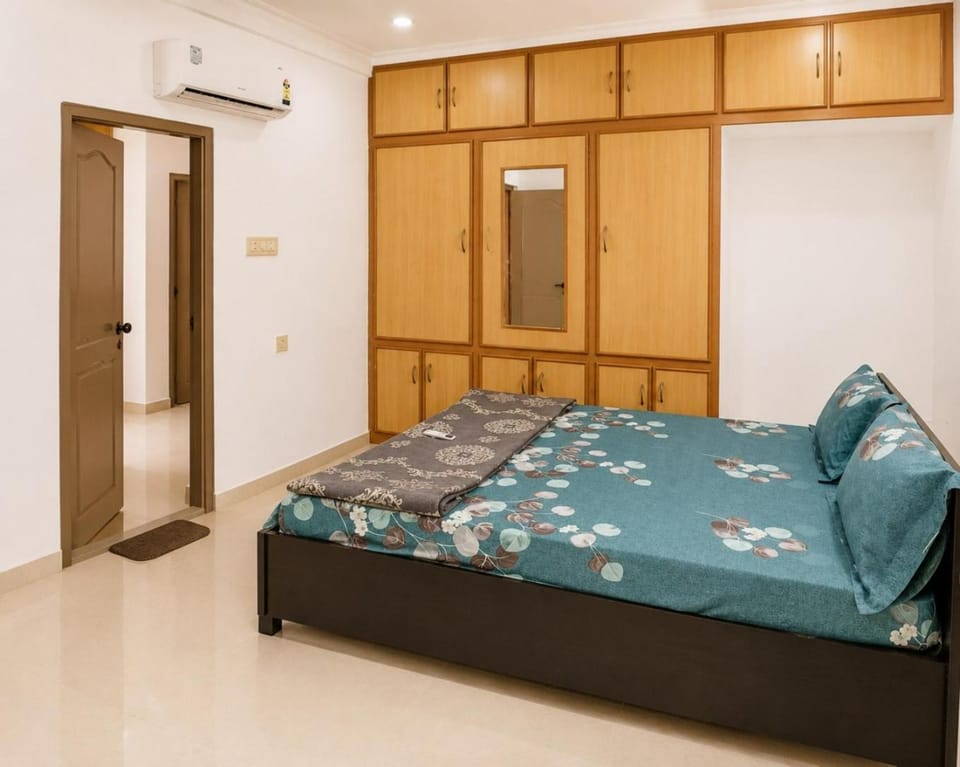 Bedroom, wardrobe, air conditioner