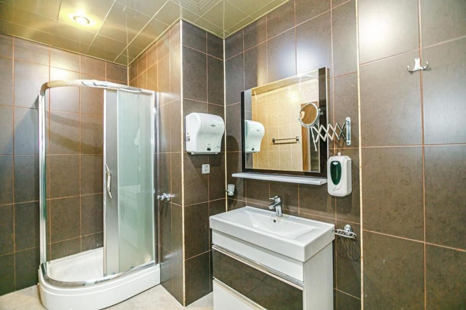 Shower, Toilet, Bathroom, towels