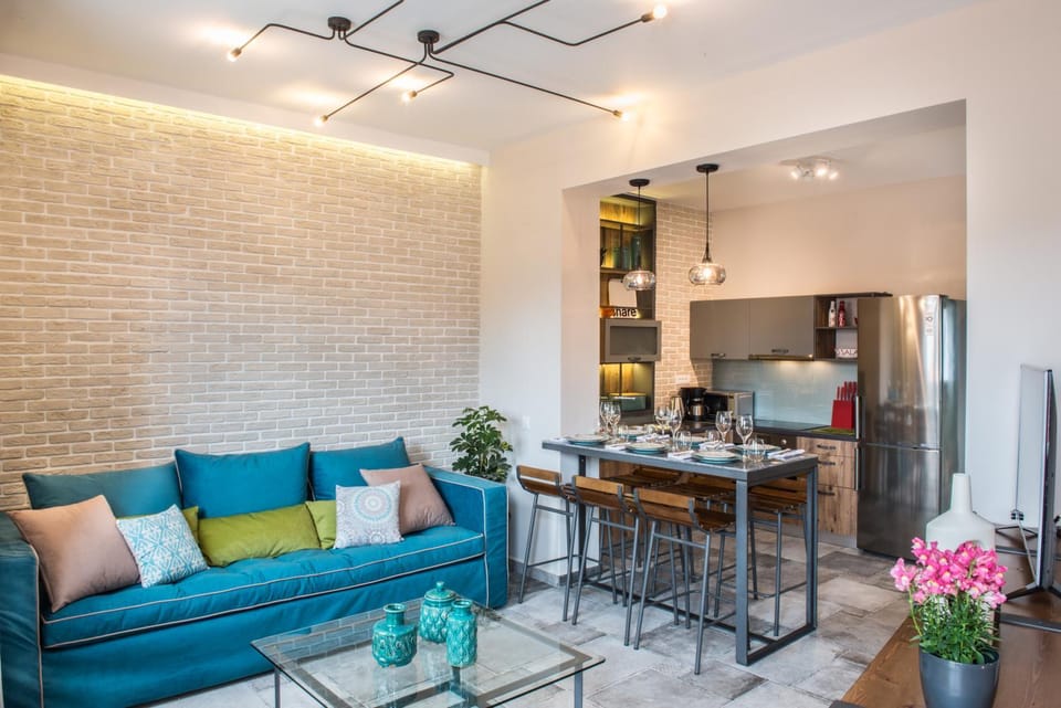 Kitchen or kitchenette, Living room, Seating area, Dining area