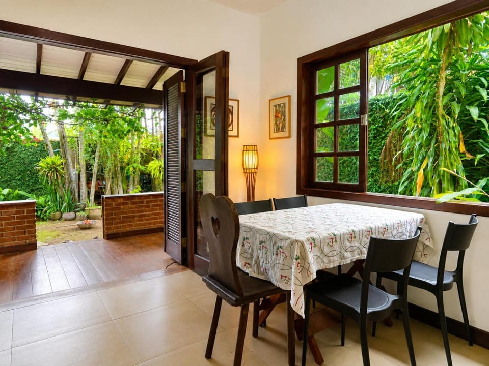 Casa com 2 suítes e lindas varandas no Caborê House in Paraty