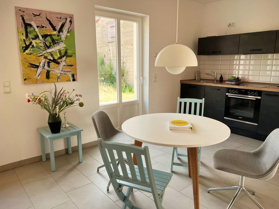 Kitchen or kitchenette, Seating area