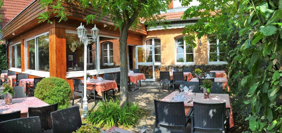 Patio, Restaurant/places to eat
