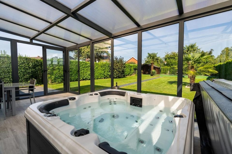 Jacuzzi - Basketball Court - Big Garden - 9 Guests Villa in Belgium