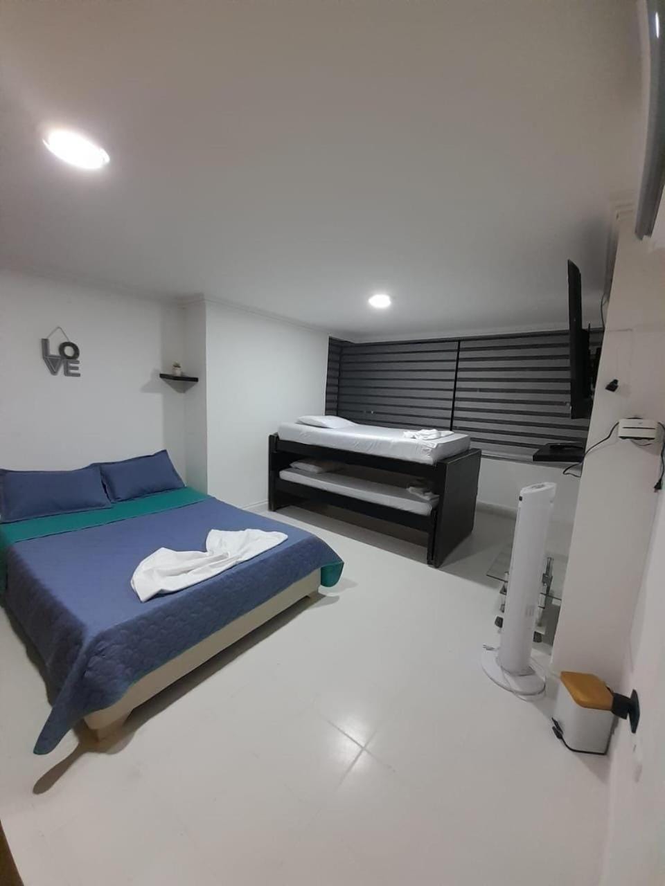 Bed, towels