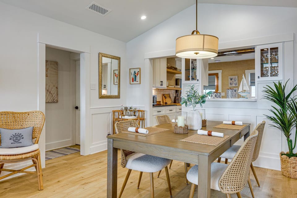 Stroll to Redondo Beach: Modern, Coastal Gem House in Redondo Beach
