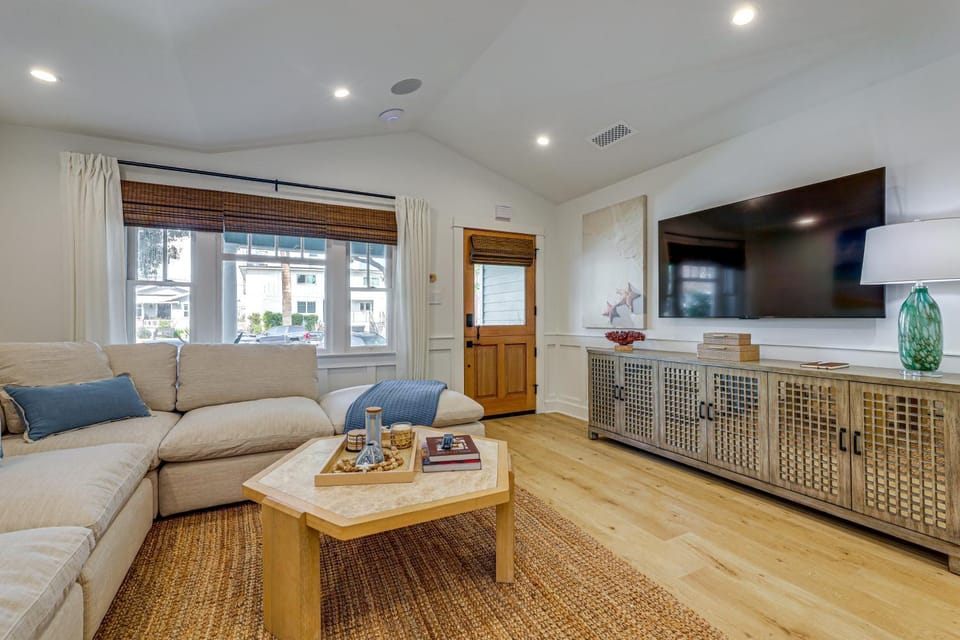 Stroll to Redondo Beach: Modern, Coastal Gem House in Redondo Beach