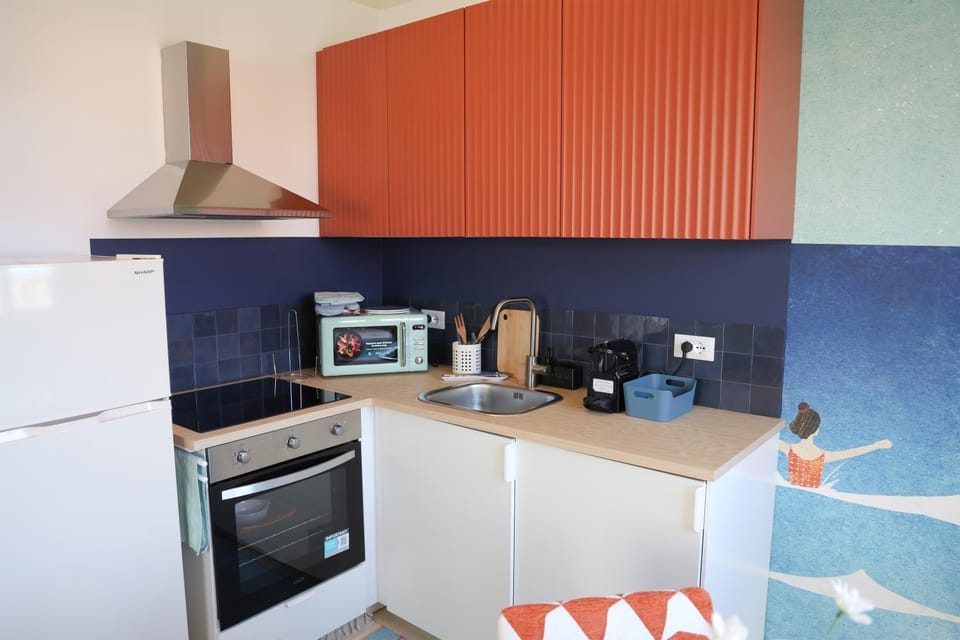 Coffee/tea facilities, Kitchen or kitchenette, oven, stove
