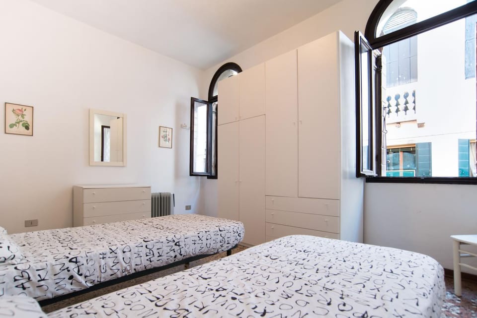 Day, Photo of the whole room, Bedroom