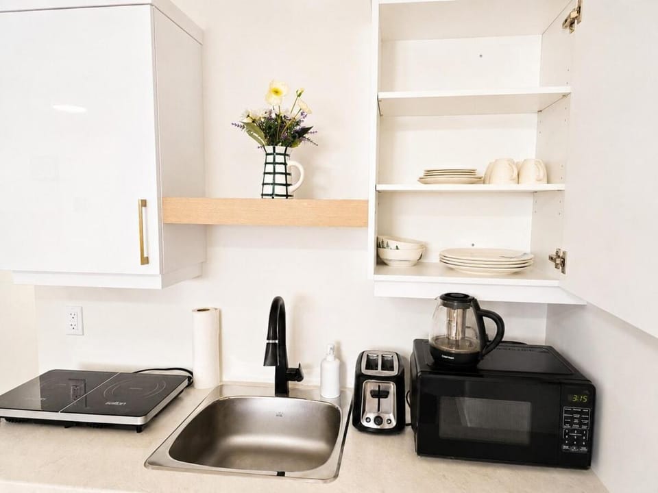 Coffee/tea facilities, Kitchen or kitchenette, microwave, stove, toaster