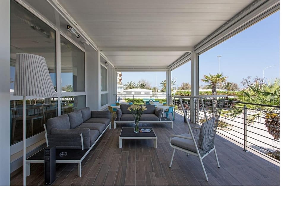 Communal lounge/ TV room, Balcony/Terrace