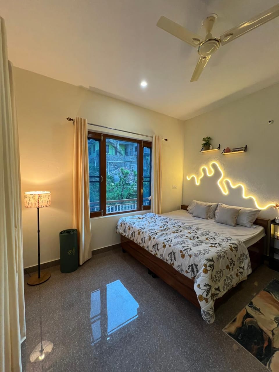 Photo of the whole room, Bedroom