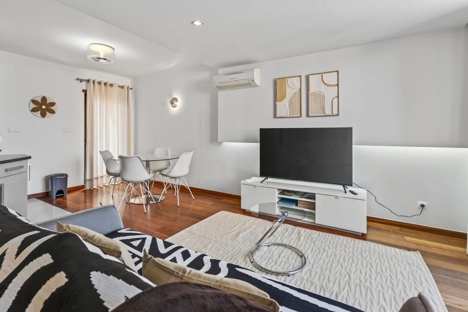TV and multimedia, Living room, Seating area, Dining area