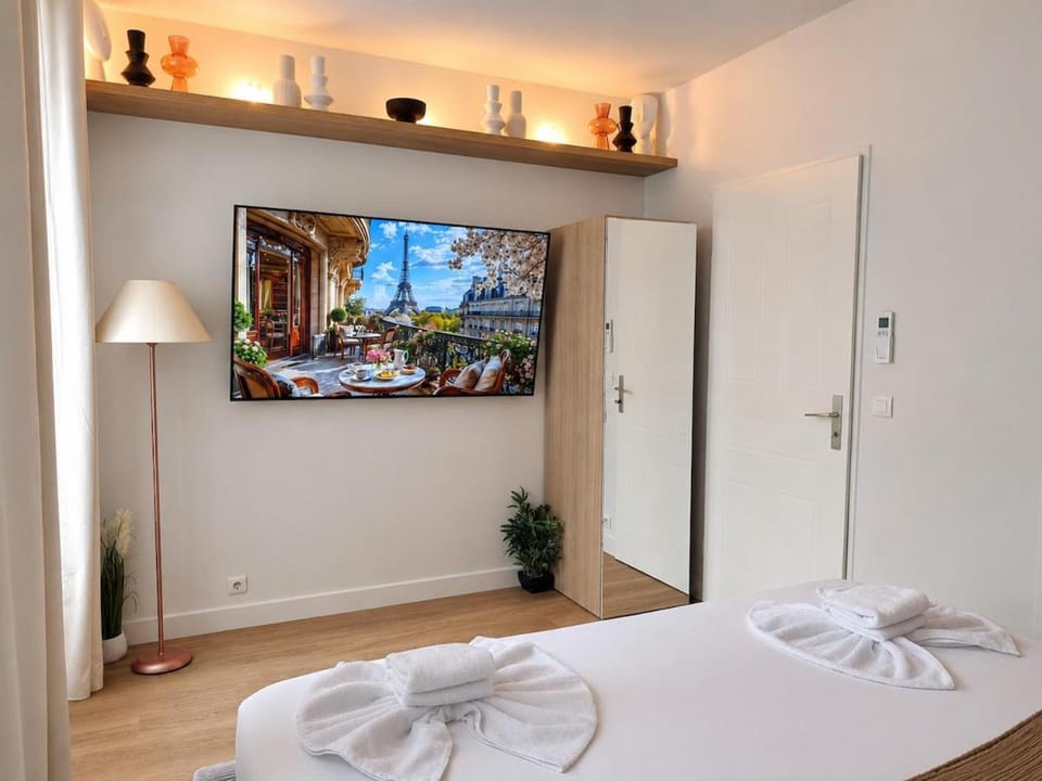 Bed, TV and multimedia, Photo of the whole room, Bedroom, towels