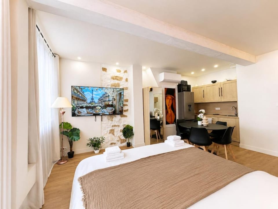 Bed, TV and multimedia, Kitchen or kitchenette, Bedroom